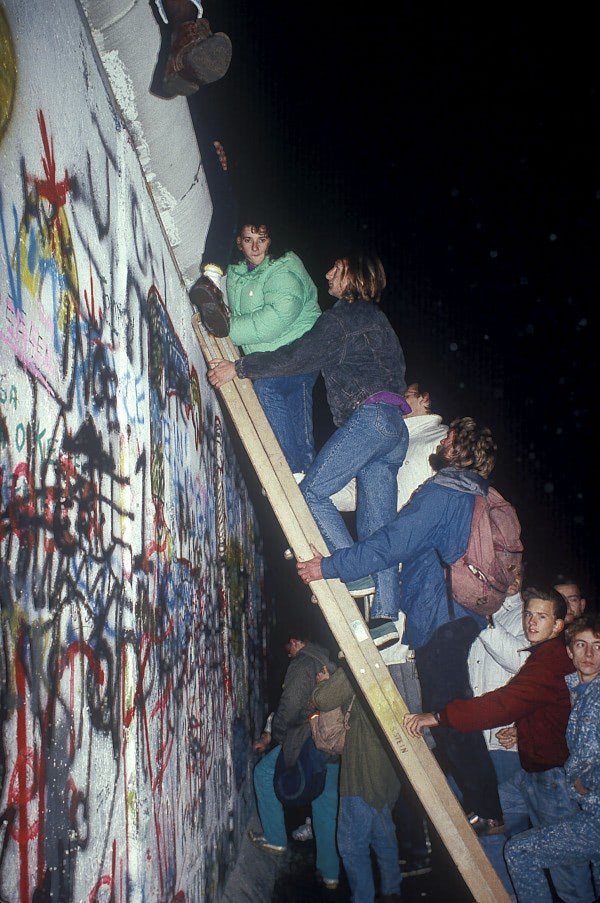 The fall of the Berlin Wall, documentary photography by Doug Marke — image 4 of 8.